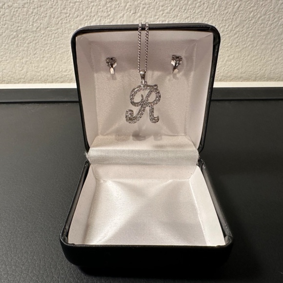 Letter "R" initial necklace - Picture 4 of 8